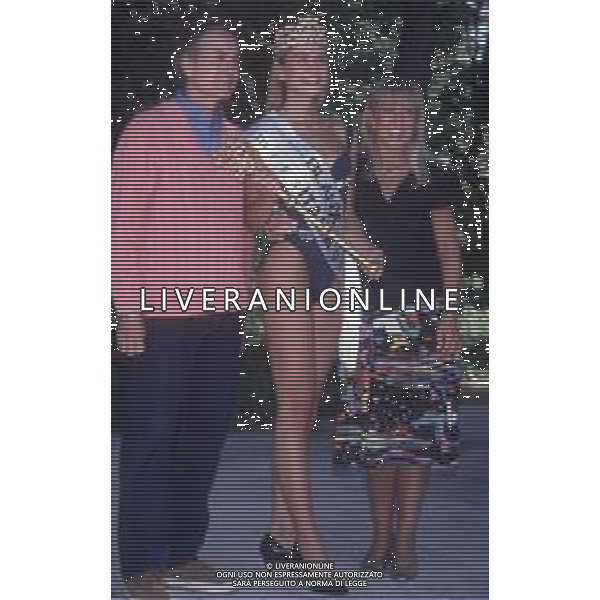 DIAP-RETROSPETTIVA ARIANNA DAVID MISS ITALIA NELLA FOTO ARIANNA DAVID MISS ITALIA NELL\'ANNO 1993 A SALSOMAGGIORE TERME CON I GENITORI AG ALDO LIVERANI SAS