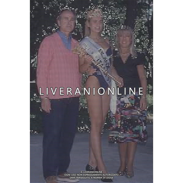DIAP-RETROSPETTIVA ARIANNA DAVID MISS ITALIA NELLA FOTO ARIANNA DAVID MISS ITALIA NELL\'ANNO 1993 A SALSOMAGGIORE TERME CON I GENITORI AG ALDO LIVERANI SAS