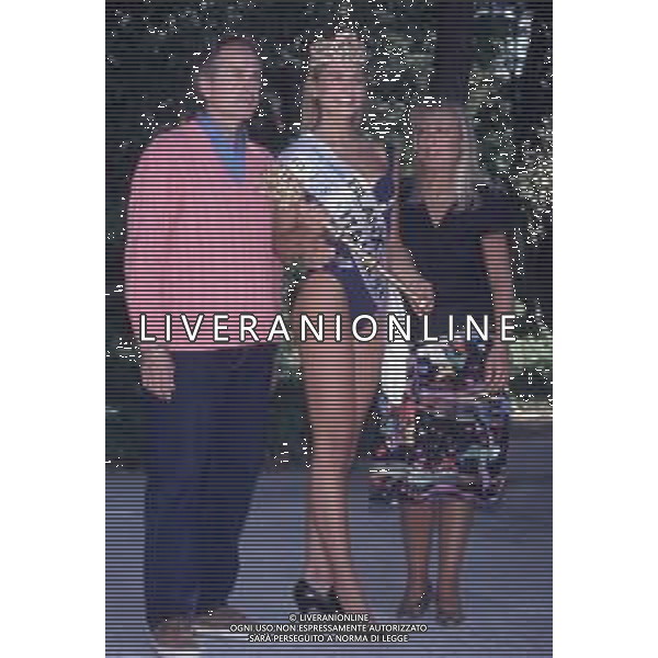 DIAP-RETROSPETTIVA ARIANNA DAVID MISS ITALIA NELLA FOTO ARIANNA DAVID MISS ITALIA NELL\'ANNO 1993 A SALSOMAGGIORE TERME CON I GENITORI AG ALDO LIVERANI SAS
