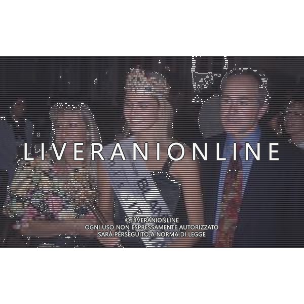 DIAP-RETROSPETTIVA ARIANNA DAVID MISS ITALIA NELLA FOTO ARIANNA DAVID MISS ITALIA NELL\'ANNO 1993 A SALSOMAGGIORE TERME CON I GENITORI AG ALDO LIVERANI SAS