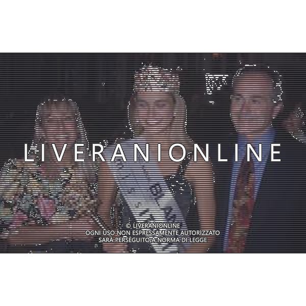 DIAP-RETROSPETTIVA ARIANNA DAVID MISS ITALIA NELLA FOTO ARIANNA DAVID MISS ITALIA NELL\'ANNO 1993 A SALSOMAGGIORE TERME CON I GENITORI AG ALDO LIVERANI SAS