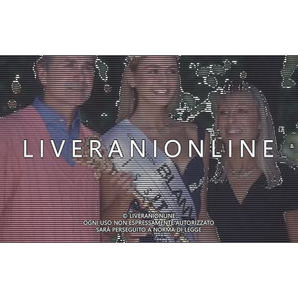 DIAP-RETROSPETTIVA ARIANNA DAVID MISS ITALIA NELLA FOTO ARIANNA DAVID MISS ITALIA NELL\'ANNO 1993 A SALSOMAGGIORE TERME CON I GENITORI AG ALDO LIVERANI SAS