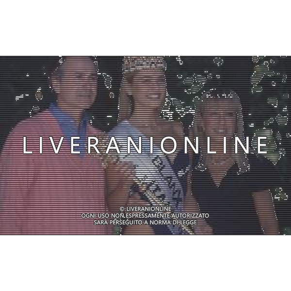 DIAP-RETROSPETTIVA ARIANNA DAVID MISS ITALIA NELLA FOTO ARIANNA DAVID MISS ITALIA NELL\'ANNO 1993 A SALSOMAGGIORE TERME CON I GENITORI AG ALDO LIVERANI SAS