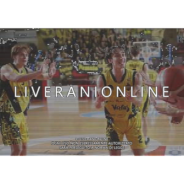 IMOLA 29 10 2025 VIRTUS IMOLA BASKET-CONSULTINVEST LORETO PESARO SERIE B1 93-85 NELLA FOTO DA SINISTRA LORENZO POLLINI E LORENZO BALDI VIRTUS IMOLA FOTO GIANNI SANNA-AG ALDO LIVERANI SAS