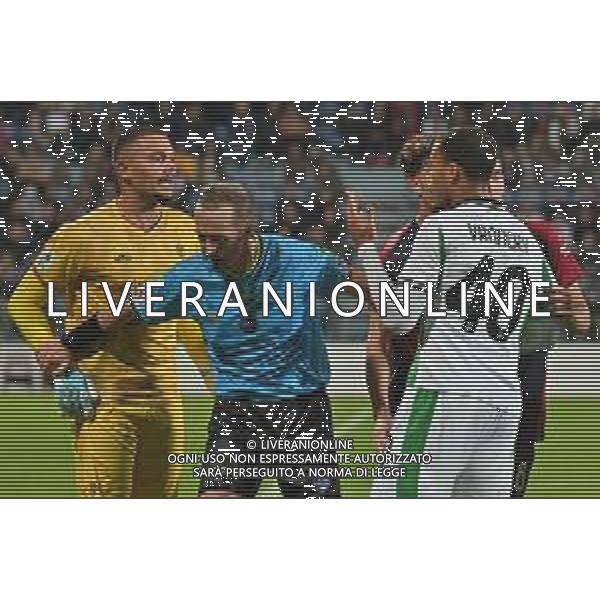 30-10-2025. Cagliari calcio-Sassuolo calcio, 9° giornata serie A 2025/2026, campionato calcio Italia, stadio Unipol Domus Cagliari. Foto Salvatore Moi/Agenzia Aldo Liverani s.as. Nella foto: Elia Caprile Cagliari, Pairetto arbitro, Aster Vranckx Sassuolo ©MOI SALVATORE - AGENZIA ALDO LIVERANI SAS