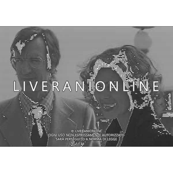 NEG-RETROSPETTIVA CARLO LIZZANI REGISTA NELLA FOTO CARLO LIZZANI REGISTA A MILANO IN TERRAZZA MARTINI NELL\'ANNO 1975 CON CORINNE CLERY AG ALDO LIVERANI SAS