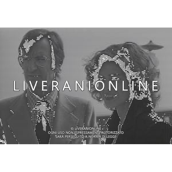 NEG-RETROSPETTIVA CARLO LIZZANI REGISTA NELLA FOTO CARLO LIZZANI REGISTA A MILANO IN TERRAZZA MARTINI NELL\'ANNO 1975 CON CORINNE CLERY AG ALDO LIVERANI SAS