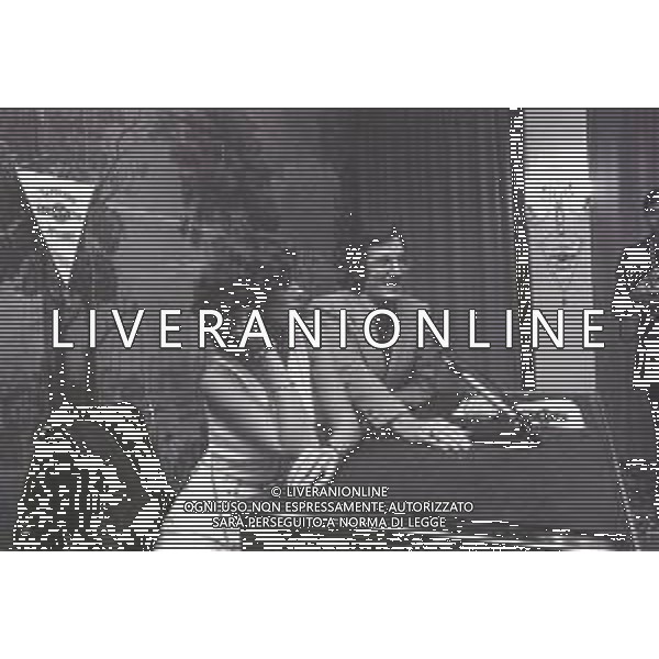 NEG-RETROSPETTIVA CARLO LIZZANI REGISTA NELLA FOTO CARLO LIZZANI REGISTA A MILANO IN TERRAZZA MARTINI NELL\'ANNO 1975 CON CORINNE CLERY AG ALDO LIVERANI SAS