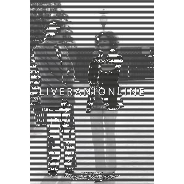 NEG-RETROSPETTIVA CARLO LIZZANI REGISTA NELLA FOTO CARLO LIZZANI REGISTA A MILANO IN TERRAZZA MARTINI NELL\'ANNO 1975 CON CORINNE CLERY AG ALDO LIVERANI SAS