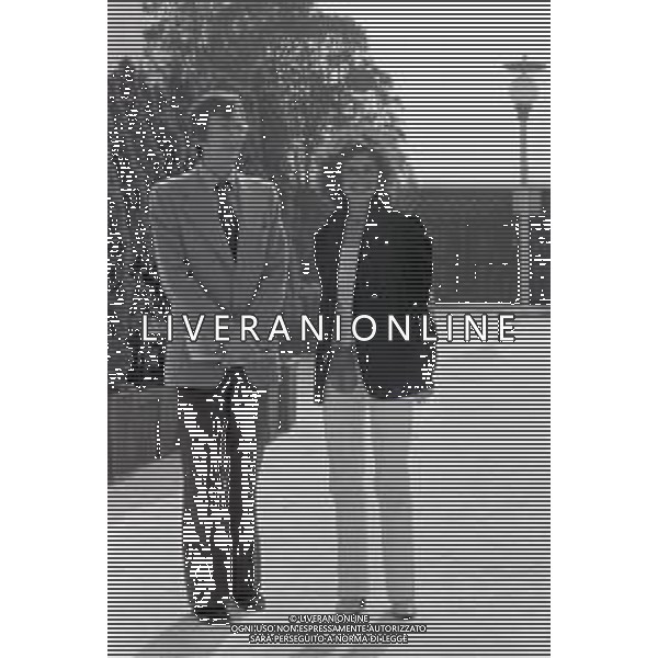 NEG-RETROSPETTIVA CARLO LIZZANI REGISTA NELLA FOTO CARLO LIZZANI REGISTA A MILANO IN TERRAZZA MARTINI NELL\'ANNO 1975 CON CORINNE CLERY AG ALDO LIVERANI SAS