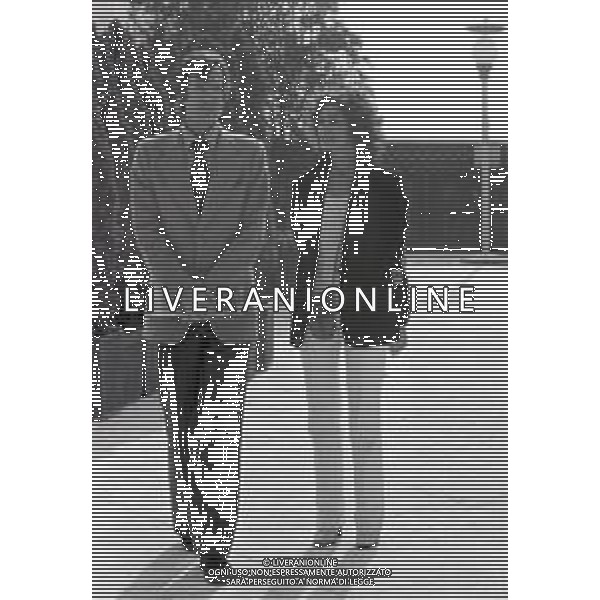 NEG-RETROSPETTIVA CARLO LIZZANI REGISTA NELLA FOTO CARLO LIZZANI REGISTA A MILANO IN TERRAZZA MARTINI NELL\'ANNO 1975 CON CORINNE CLERY AG ALDO LIVERANI SAS