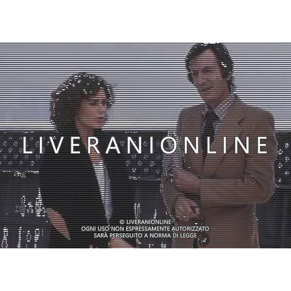 DIAP-RETROSPETTIVA CARLO LIZZANI REGISTA NELLA FOTO CARLO LIZZANI REGISTA A MILANO IN TERRAZZA MARTINI NELL\'ANNO 1975 CON CORINNE CLERY AG ALDO LIVERANI SAS 