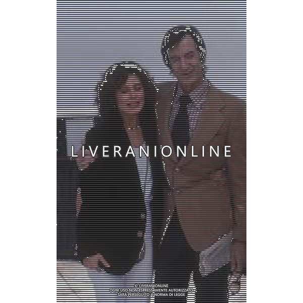 DIAP-RETROSPETTIVA CARLO LIZZANI REGISTA NELLA FOTO CARLO LIZZANI REGISTA A MILANO IN TERRAZZA MARTINI NELL\'ANNO 1975 CON CORINNE CLERY AG ALDO LIVERANI SAS 