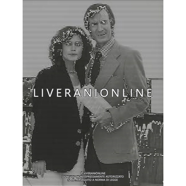 NEG-RETROSPETTIVA CARLO LIZZANI REGISTA NELLA FOTO CARLO LIZZANI REGISTA A MILANO IN TERRAZZA MARTINI NELL\'ANNO 1975 CON CORINNE CLERY AG ALDO LIVERANI SAS 