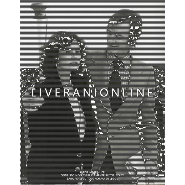 NEG-RETROSPETTIVA CARLO LIZZANI REGISTA NELLA FOTO CARLO LIZZANI REGISTA A MILANO IN TERRAZZA MARTINI NELL\'ANNO 1975 CON CORINNE CLERY AG ALDO LIVERANI SAS 