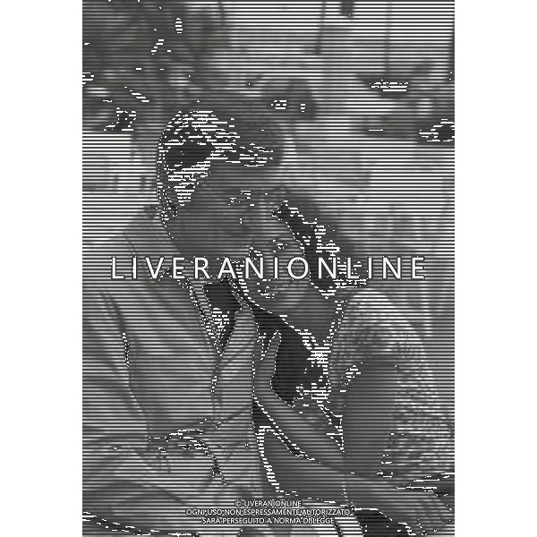 NEG-RETROSPETTIVA CARLO LIZZANI REGISTA NELLA FOTO CARLO LIZZANI REGISTA A CANNES NELL\'ANNO 1983 CON BEATRICE ROMANO AG ALDO LIVERANI SAS 