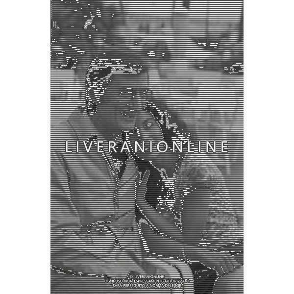 NEG-RETROSPETTIVA CARLO LIZZANI REGISTA NELLA FOTO CARLO LIZZANI REGISTA A CANNES NELL\'ANNO 1983 CON BEATRICE ROMANO AG ALDO LIVERANI SAS 