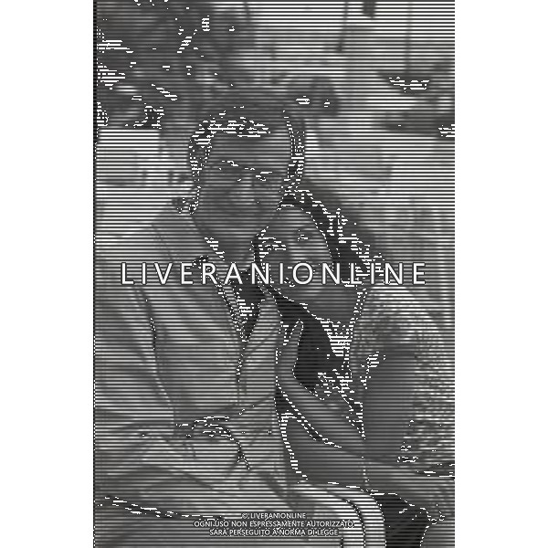 NEG-RETROSPETTIVA CARLO LIZZANI REGISTA NELLA FOTO CARLO LIZZANI REGISTA A CANNES NELL\'ANNO 1983 CON BEATRICE ROMANO AG ALDO LIVERANI SAS 