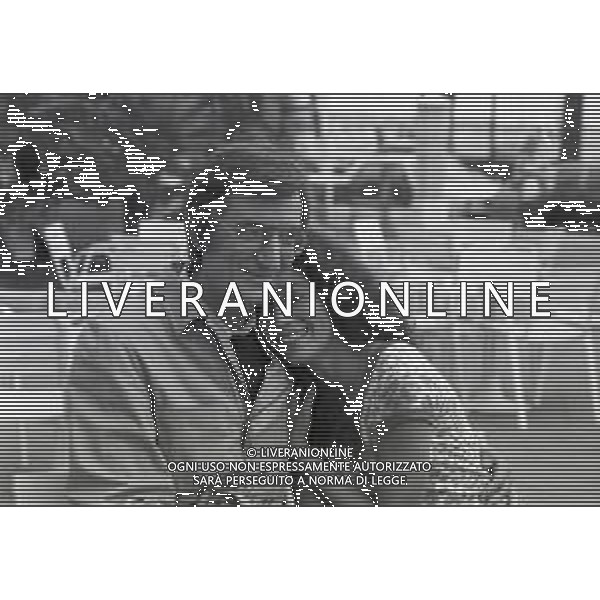 NEG-RETROSPETTIVA CARLO LIZZANI REGISTA NELLA FOTO CARLO LIZZANI REGISTA A CANNES NELL\'ANNO 1983 CON BEATRICE ROMANO AG ALDO LIVERANI SAS 