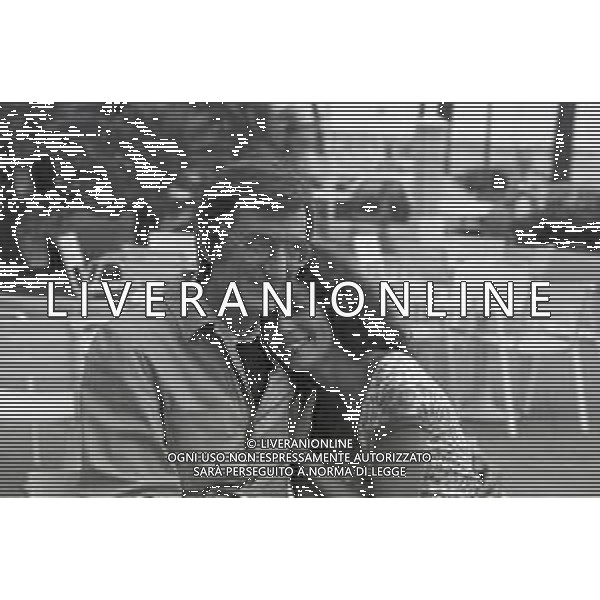 NEG-RETROSPETTIVA CARLO LIZZANI REGISTA NELLA FOTO CARLO LIZZANI REGISTA A CANNES NELL\'ANNO 1983 CON BEATRICE ROMANO AG ALDO LIVERANI SAS 