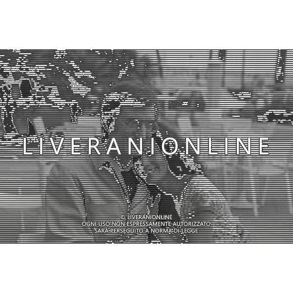 NEG-RETROSPETTIVA CARLO LIZZANI REGISTA NELLA FOTO CARLO LIZZANI REGISTA A CANNES NELL\'ANNO 1983 CON BEATRICE ROMANO AG ALDO LIVERANI SAS 