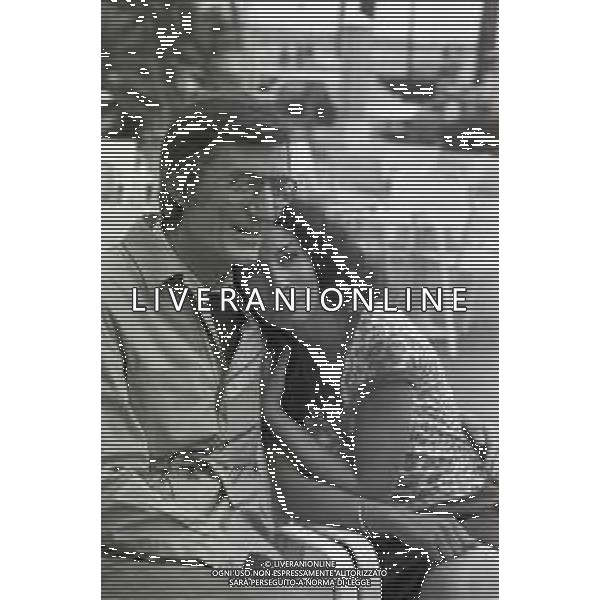 NEG-RETROSPETTIVA CARLO LIZZANI REGISTA NELLA FOTO CARLO LIZZANI REGISTA A CANNES NELL\'ANNO 1983 CON BEATRICE ROMANO AG ALDO LIVERANI SAS 