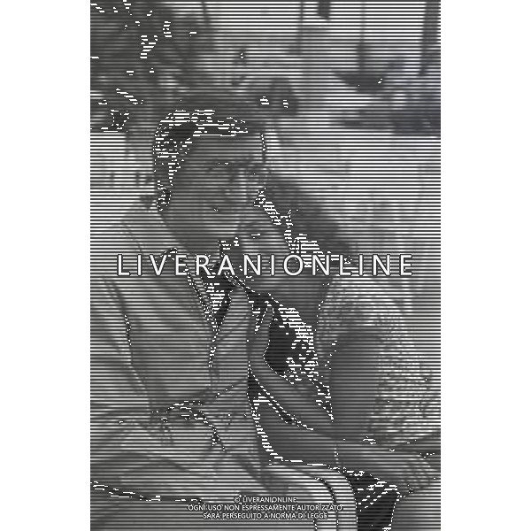 NEG-RETROSPETTIVA CARLO LIZZANI REGISTA NELLA FOTO CARLO LIZZANI REGISTA A CANNES NELL\'ANNO 1983 CON BEATRICE ROMANO AG ALDO LIVERANI SAS 