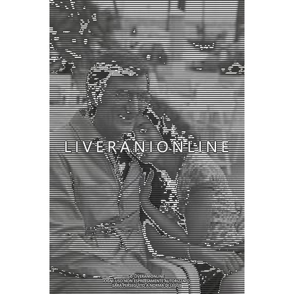 NEG-RETROSPETTIVA CARLO LIZZANI REGISTA NELLA FOTO CARLO LIZZANI REGISTA A CANNES NELL\'ANNO 1983 CON BEATRICE ROMANO AG ALDO LIVERANI SAS 