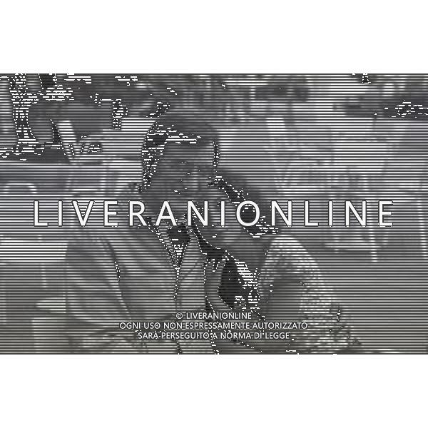 NEG-RETROSPETTIVA CARLO LIZZANI REGISTA NELLA FOTO CARLO LIZZANI REGISTA A CANNES NELL\'ANNO 1983 CON BEATRICE ROMANO AG ALDO LIVERANI SAS 