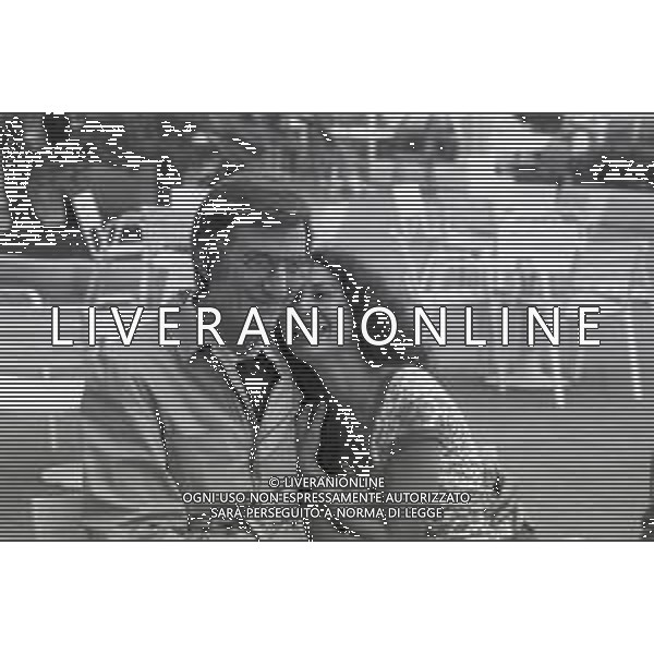 NEG-RETROSPETTIVA CARLO LIZZANI REGISTA NELLA FOTO CARLO LIZZANI REGISTA A CANNES NELL\'ANNO 1983 CON BEATRICE ROMANO AG ALDO LIVERANI SAS  