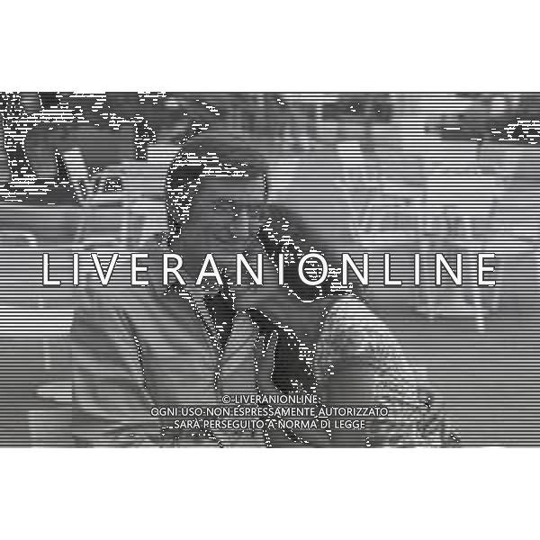 NEG-RETROSPETTIVA CARLO LIZZANI REGISTA NELLA FOTO CARLO LIZZANI REGISTA A CANNES NELL\'ANNO 1983 CON BEATRICE ROMANO AG ALDO LIVERANI SAS 