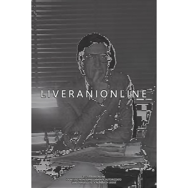 NEG-RETROSPETTIVA CARLO LIZZANI REGISTA NELLA FOTO CARLO LIZZANI REGISTA A MILANO IN TERRAZZA MARTINI PRESENTA IL FILM “ FONTAMARA“ NELL\'ANNO 1980 AG ALDO LIVERANI SAS  