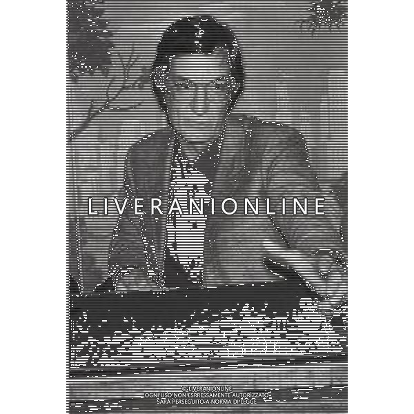 NEG-RETROSPETTIVA CARLO LIZZANI REGISTA NELLA FOTO CARLO LIZZANI REGISTA A MILANO IN TERRAZZA MARTINI PRESENTA IL FILM “ FONTAMARA“ NELL\'ANNO 1980 AG ALDO LIVERANI SAS  