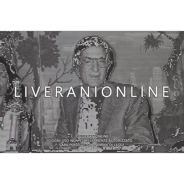 NEG-RETROSPETTIVA CARLO LIZZANI REGISTA NELLA FOTO CARLO LIZZANI REGISTA A MILANO IN TERRAZZA MARTINI PRESENTA IL FILM “ FONTAMARA“ NELL\'ANNO 1980 AG ALDO LIVERANI SAS  