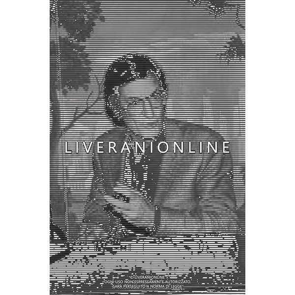 NEG-RETROSPETTIVA CARLO LIZZANI REGISTA NELLA FOTO CARLO LIZZANI REGISTA A MILANO IN TERRAZZA MARTINI PRESENTA IL FILM “ FONTAMARA“ NELL\'ANNO 1980 AG ALDO LIVERANI SAS  