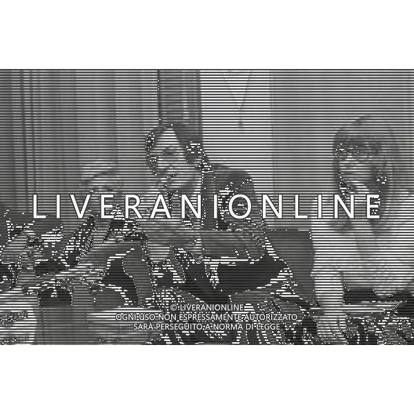 NEG-RETROSPETTIVA CARLO LIZZANI REGISTA NELLA FOTO CARLO LIZZANI REGISTA A MILANO IN TERRAZZA MARTINI NELL\'ANNO 1974 CON ADELINA TATTILO AG ALDO LIVERANI SAS 