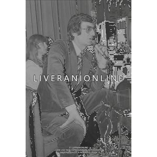 NEG-RETROSPETTIVA CARLO LIZZANI REGISTA NELLA FOTO CARLO LIZZANI REGISTA A MILANO IN TERRAZZA MARTINI NELL\'ANNO 1974 AG ALDO LIVERANI SAS 