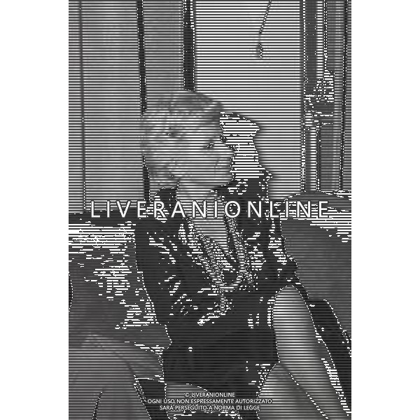 NEG-RETROSPETTIVA CARLO LIZZANI REGISTA NELLA FOTO CARLO LIZZANI REGISTA A MILANO IN TERRAZZA MARTINI NELL\'ANNO 1974 CON ADELINA TATTILO AG ALDO LIVERANI SAS 