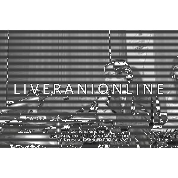 NEG-RETROSPETTIVA CARLO LIZZANI REGISTA NELLA FOTO CARLO LIZZANI REGISTA A MILANO IN TERRAZZA MARTINI NELL\'ANNO 1974 CON ADELINA TATTILO AG ALDO LIVERANI SAS 