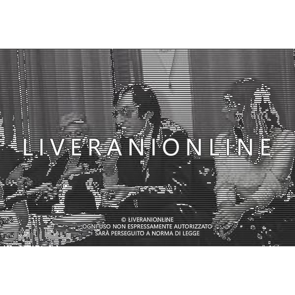 NEG-RETROSPETTIVA CARLO LIZZANI REGISTA NELLA FOTO CARLO LIZZANI REGISTA A MILANO IN TERRAZZA MARTINI NELL\'ANNO 1974 CON ADELINA TATTILO AG ALDO LIVERANI SAS 