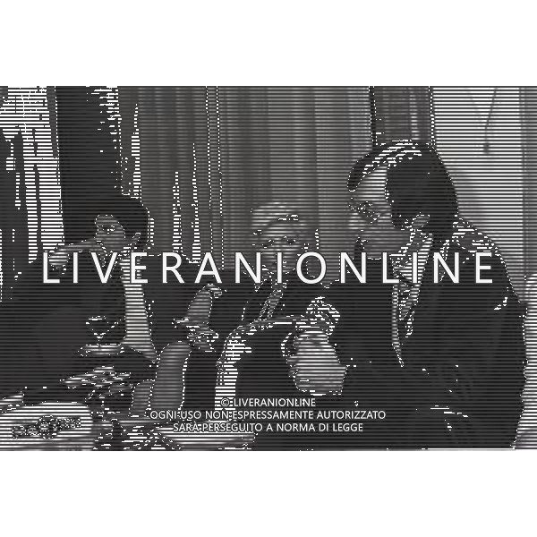 NEG-RETROSPETTIVA CARLO LIZZANI REGISTA NELLA FOTO CARLO LIZZANI REGISTA A MILANO IN TERRAZZA MARTINI NELL\'ANNO 1974 CON ADELINA TATTILO AG ALDO LIVERANI SAS 