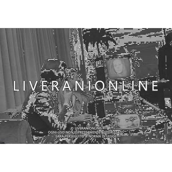 NEG-RETROSPETTIVA CARLO LIZZANI REGISTA NELLA FOTO CARLO LIZZANI REGISTA A MILANO IN TERRAZZA MARTINI NELL\'ANNO 1974 AG ALDO LIVERANI SAS 