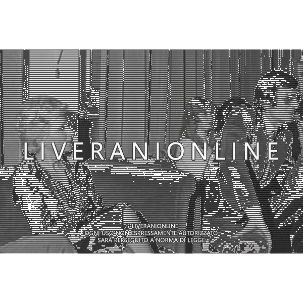 NEG-RETROSPETTIVA CARLO LIZZANI REGISTA NELLA FOTO CARLO LIZZANI REGISTA A MILANO IN TERRAZZA MARTINI NELL\'ANNO 1974 CON ADELINA TATTILO AG ALDO LIVERANI SAS 