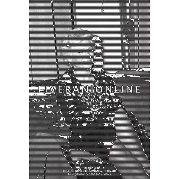 NEG-RETROSPETTIVA CARLO LIZZANI REGISTA NELLA FOTO CARLO LIZZANI REGISTA A MILANO IN TERRAZZA MARTINI NELL\'ANNO 1974 CON ADELINA TATTILO AG ALDO LIVERANI SAS 