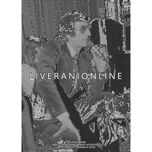 NEG-RETROSPETTIVA CARLO LIZZANI REGISTA NELLA FOTO CARLO LIZZANI REGISTA A MILANO IN TERRAZZA MARTINI NELL\'ANNO 1974 AG ALDO LIVERANI SAS 