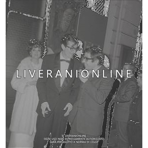 NEG-RETROSPETTIVA CARLO LIZZANI REGISTA NELLA FOTO CARLO LIZZANI REGISTA ALLA PRIMA DEL FILM “ BANDITI A MILANO “NELL\'ANNO 1968 AG ALDO LIVERANI SAS