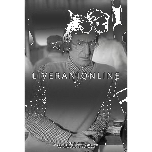 NEG-RETROSPETTIVA CARLO LIZZANI REGISTA NELLA FOTO CARLO LIZZANI REGISTA A MILANO IN NELL\'ANNO 1976 DURANTE LE RIPRESE DEL FILM“ SAN BABILA ORE 20 : DELITTO INUTILE “ AG ALDO LIVERANI SAS 