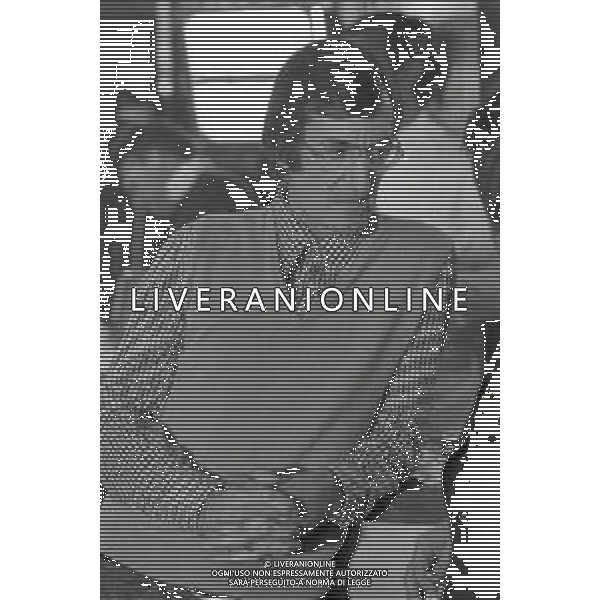 NEG-RETROSPETTIVA CARLO LIZZANI REGISTA NELLA FOTO CARLO LIZZANI REGISTA A MILANO IN NELL\'ANNO 1976 DURANTE LE RIPRESE DEL FILM“ SAN BABILA ORE 20 : DELITTO INUTILE “ AG ALDO LIVERANI SAS 