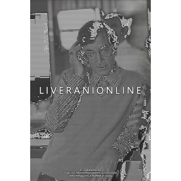 NEG-RETROSPETTIVA CARLO LIZZANI REGISTA NELLA FOTO CARLO LIZZANI REGISTA A MILANO IN NELL\'ANNO 1976 DURANTE LE RIPRESE DEL FILM“ SAN BABILA ORE 20 : DELITTO INUTILE “ AG ALDO LIVERANI SAS 