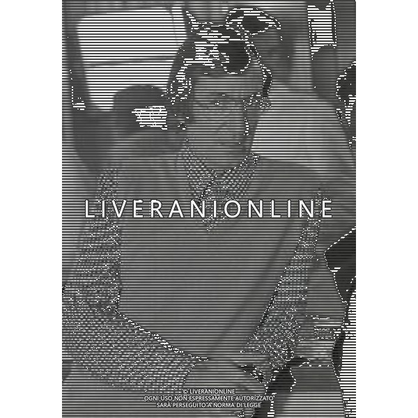 NEG-RETROSPETTIVA CARLO LIZZANI REGISTA NELLA FOTO CARLO LIZZANI REGISTA A MILANO IN NELL\'ANNO 1976 DURANTE LE RIPRESE DEL FILM“ SAN BABILA ORE 20 : DELITTO INUTILE “ AG ALDO LIVERANI SAS 